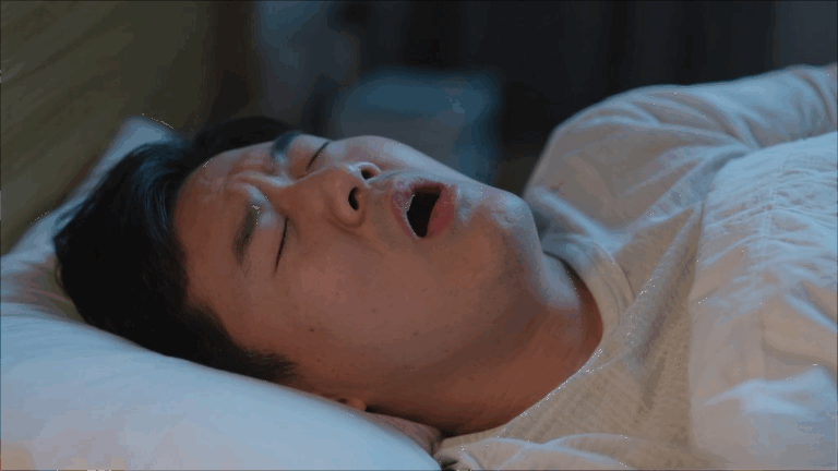 睡覺打呼嚕太煩人？5個改善方法，比呼吸機更管用！