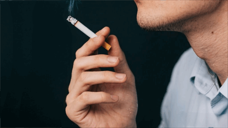 老菸槍注意！從你拿菸的姿勢，就能看穿你的真實性格！